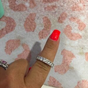 Dovegg moisante eternity band